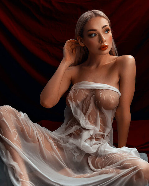 Обёртывание тела в спа. Антицеллюлитная процедура сжигания жира в массажном салоне для омоложения и эластичности идеальное стройное тело и чистая кожа. Концепция оздоровительного центра, косметологические обертывания марлей