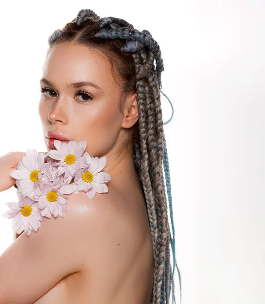 Szépség Portré Fiatal Egészséges Bőr Rózsaszín Virágok Arc Közelében Elszigetelt — Stock Fotó