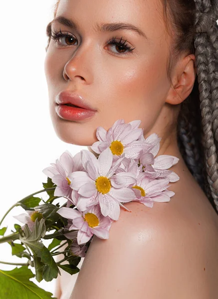 年轻女子的美丽肖像 有着健康的皮肤和粉红的花朵 接近面庞 与白色隔离 健康或美容产品的漂亮脸蛋 — 图库照片