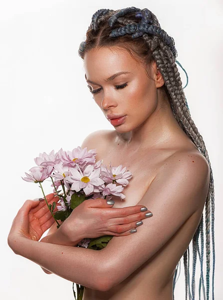 Skönhetsporträtt Ung Kvinna Med Frisk Hud Och Rosa Blommor Nära — Stockfoto