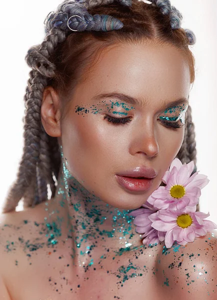 Skönhetsporträtt Härlig Ung Kvinna Med Frisk Hud Och Rosa Blommor — Stockfoto