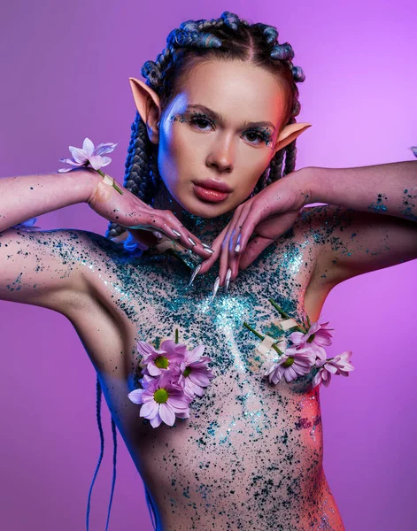 魅力的な女性の自己 自然と有機的な純度を持つもの ヌードモデル彼女の体カバー花と輝きの輝き上の紫の背景 — ストック写真