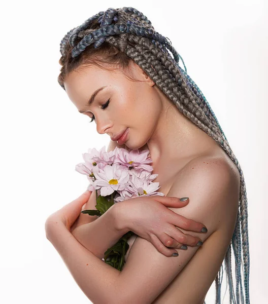 Szépség Portré Fiatal Egészséges Bőr Rózsaszín Virágok Arc Közelében Elszigetelt — Stock Fotó