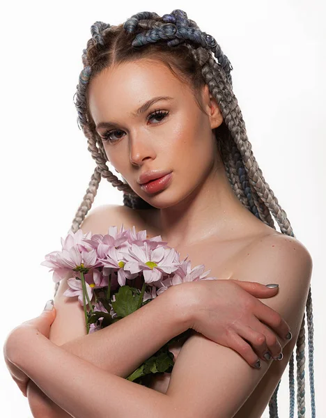 Sağlıklı Cilt Yüzüne Yakın Pembe Çiçekli Genç Bir Kadının Güzel — Stok fotoğraf