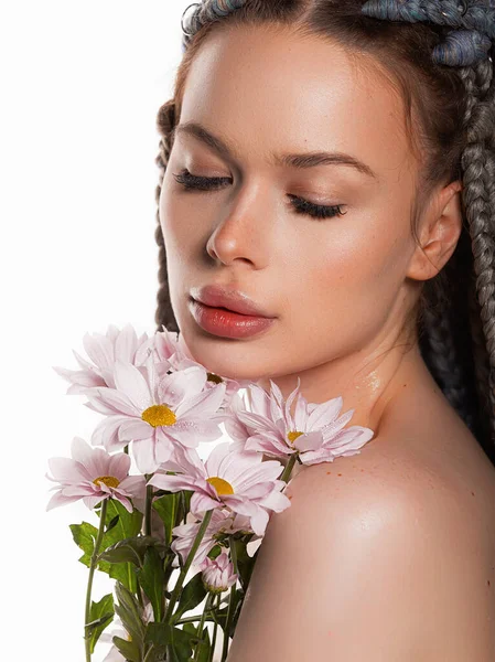 健康な肌と顔の近くのピンクの花を持つ若い女性の美しさの肖像画 白に隔離されています 健康や美容製品のためのかわいい顔 — ストック写真