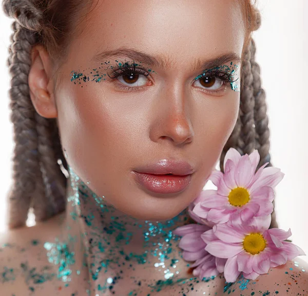美丽的年轻女子的肖像 有着健康的皮肤和粉红的花朵 她的脸 脖子和肩膀在白色的背景上闪闪发光 — 图库照片