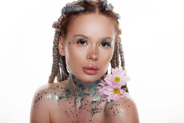 美丽的年轻女子的肖像 有着健康的皮肤和粉红的花朵 她的脸 脖子和肩膀在白色的背景上闪闪发光 — 图库照片
