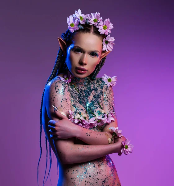 魅力的な女性の自己 自然と有機的な純度を持つもの ヌードモデル彼女の体カバー花と輝きの輝き上の紫の背景 — ストック写真