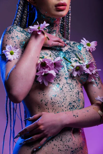 一个迷人的女精灵一个与自然和有机纯度 她的裸体模特身上覆盖着花朵 在紫罗兰的背景上闪闪发光 — 图库照片