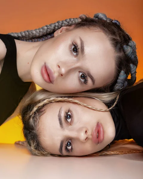 Beauty Concept Twee Kaukasische Diverse Vrouwen Liggen Gezicht Gezicht Met — Stockfoto