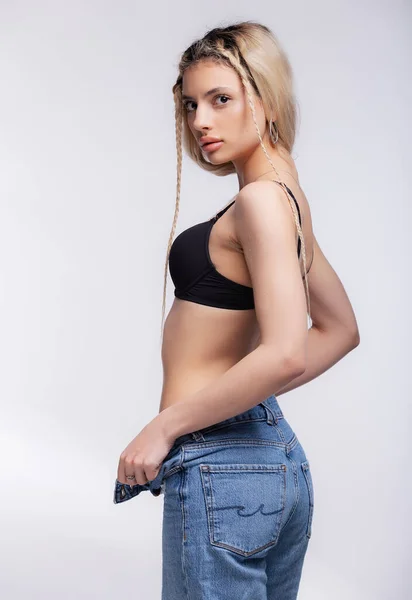 Okouzlující Mladá Žena Svlečená Studiu Žena Modelka Pózující Modrých Džínách — Stock fotografie