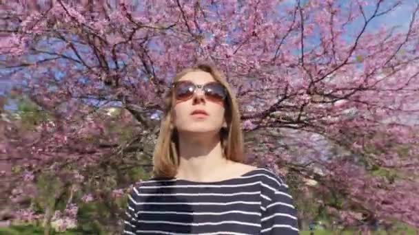 Vídeo Retrato Mulher Meia Idade Unglasses Sob Árvore Sakura Florescendo — Vídeo de Stock