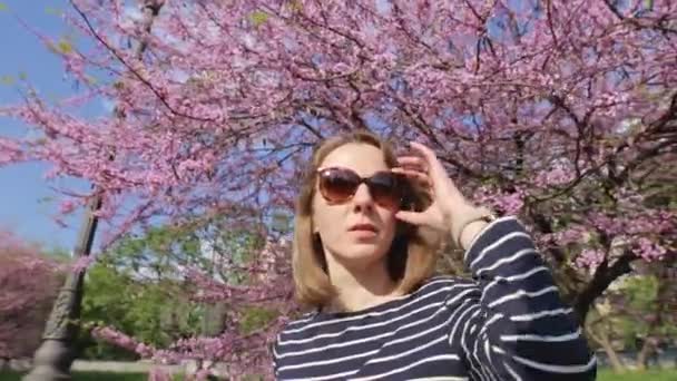 Vídeo Retrato Mulher Meia Idade Unglasses Sob Árvore Sakura Florescendo — Vídeo de Stock