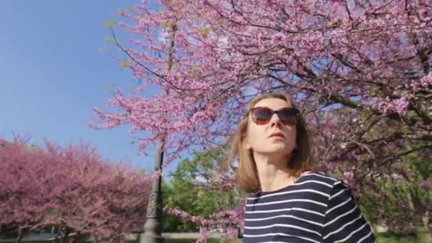 Sakura Ağacının Altında Gözlüksüz Orta Yaşlı Bir Kadının Video Portresi — Stok video