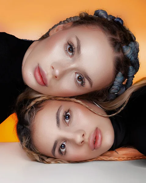 Краса Концепції Дві Кавказькі Різноманітні Жінки Лежать Обличчі Ідеальною Шкірою — стокове фото