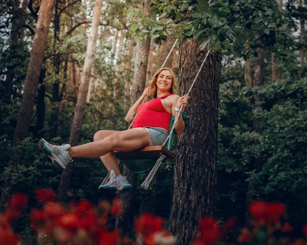 Güzel Hamile Bir Kadın Ormanda Eğleniyor Tahta Bir Salıncakta Sallanıyor — Stok fotoğraf