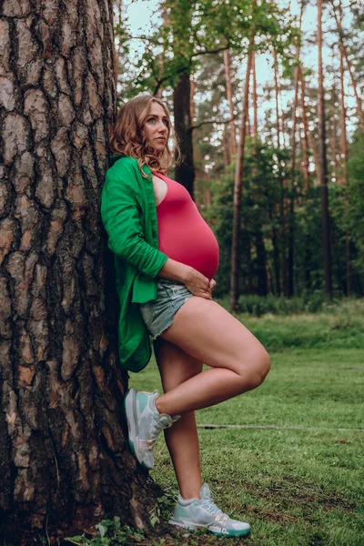 Beautiful Pregnant Woman Relaxing Parkland Leaning Tree — Stock Photo, Image