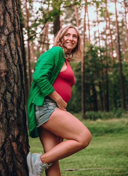 Beautiful Pregnant Woman Relaxing Parkland Leaning Tree — Stock Photo, Image