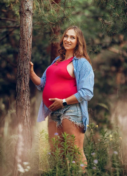 Beautiful Pregnant Woman Enjoys Walk Forest Relaxing Peace Inspiration Dream — Stock Photo, Image