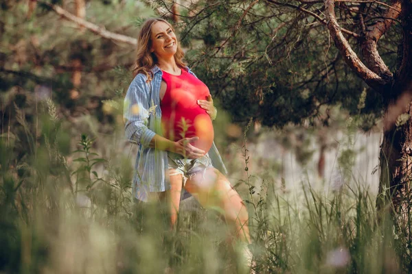 Hermosa Mujer Embarazada Disfruta Paseo Por Bosque Fuera Relajante Paz — Foto de Stock