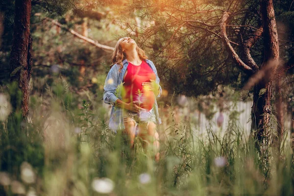 美丽的孕妇喜欢在森林里散步 外面的放松 平静的灵感在一个孩子的梦想中诞生 — 图库照片