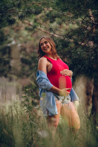 Beautiful Pregnant Woman Enjoys Walk Forest Relaxing Peace Inspiration Dream — Stock Photo, Image
