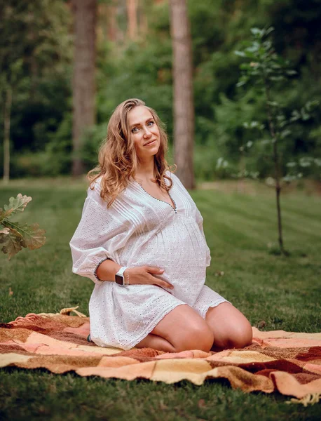 Pregnant Woman White Boho Summer Dress Sitting Blanket Hands Pregnant — Stock Photo, Image