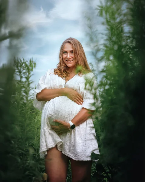 Pregnant Woman White Boho Summer Dress Walks Middle Field Tall — Stock Photo, Image