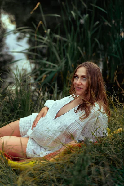 Beyaz Boho Yaz Elbisesi Giymiş Hamile Bir Kadın Elleri Gölün — Stok fotoğraf