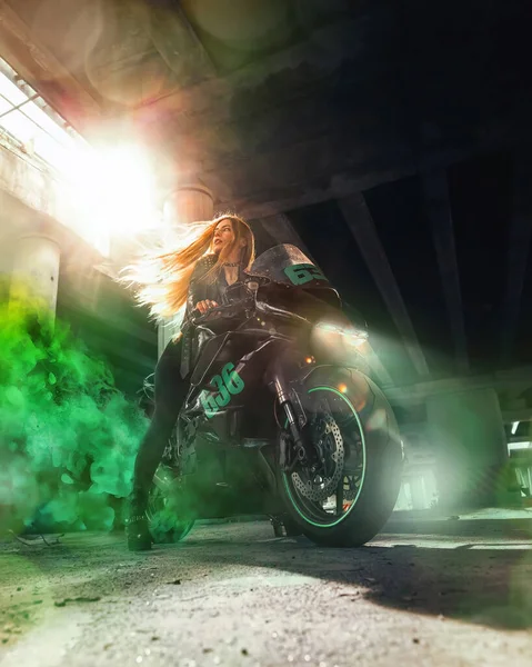 Kobieta Prowadząca Motocykl Wyścigowy Zielone Chmury Dymu Kierownicy Koncepcje Transportu — Zdjęcie stockowe