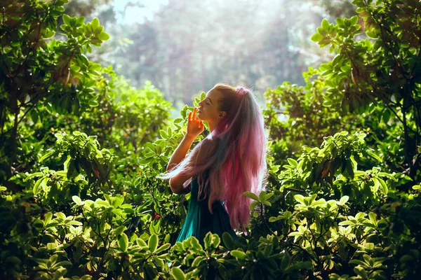 在魔法花园的小精灵公主穿着绿色衣服 一头长长的紫色长发 在夕阳西下消磨时光 — 图库照片