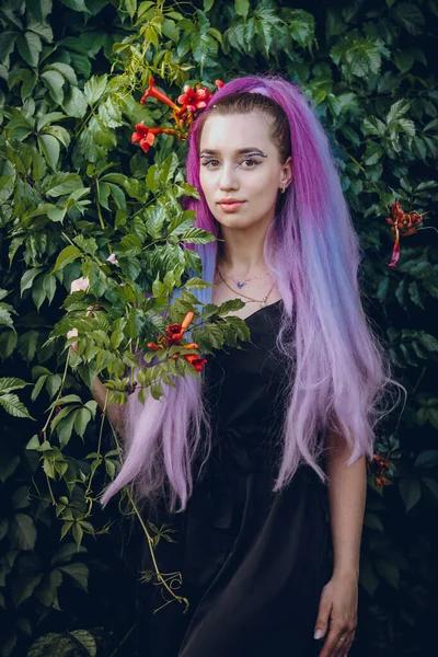 Junge Frau Über Grünen Blättern Hintergrund Mit Langen Bunten Violetten — Stockfoto