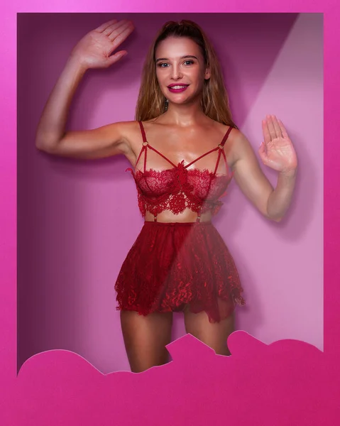 Junge Frau Verführerischer Unterwäsche Gestylt Als Barbiepuppe Großer Pinkfarbener Schachtel — Stockfoto