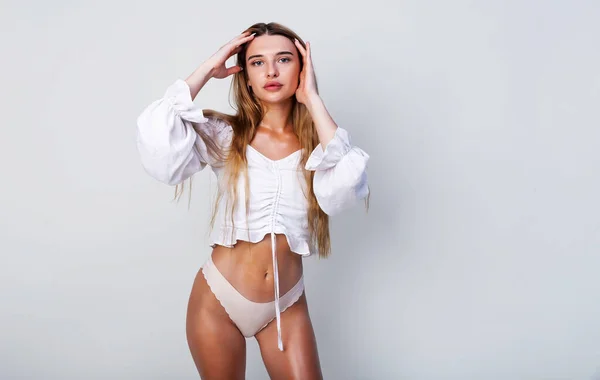 Sexig Passionerad Ung Kvinna Med Långt Vått Hår Vita Underkläder — Stockfoto