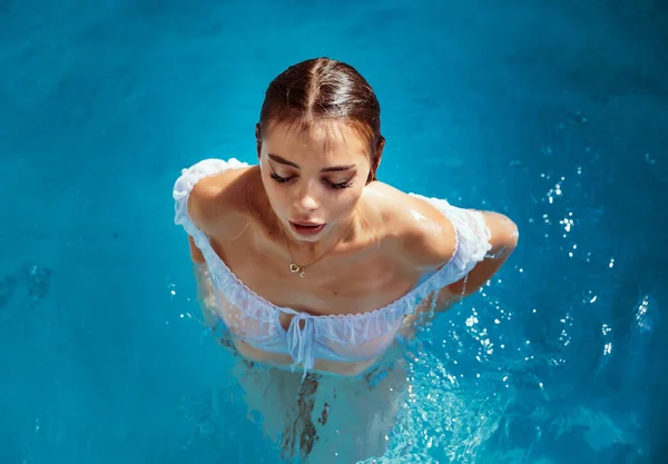 Smyslná Mladá Žena Odpočívající Venkovním Lázeňském Bazénu Resortu Krása Péče — Stock fotografie