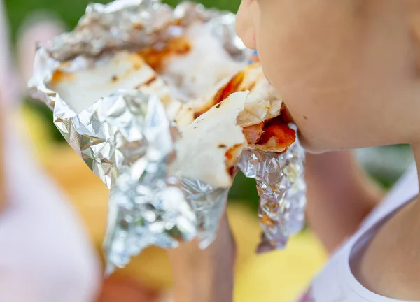 Närbild Barn Mun Äta Mat Offentligt Hungrig Flicka Biter Stor — Stockfoto