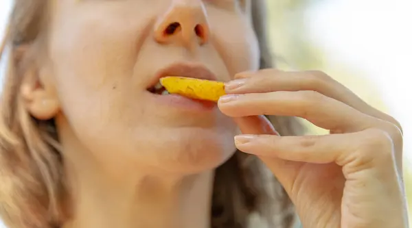 Närbild Munnen Äta Mat Offentligt Kvinna Som Håller Och Biter — Stockfoto