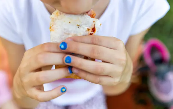 Menutup Tangan Menangani Makanan Luar Ruangan Anak Tangan Gadis Memegang — Stok Foto