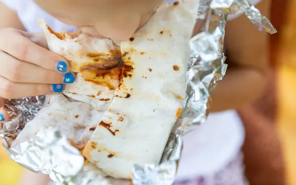 Primer Plano Boca Del Niño Comiendo Comida Público Chica Hambrienta Imagen de archivo
