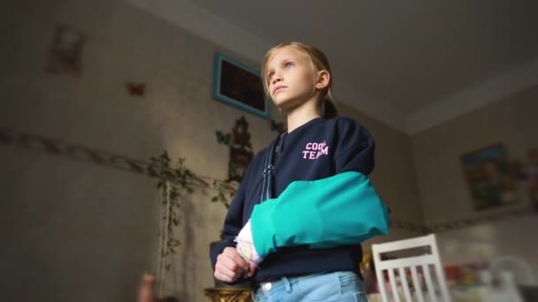 Κορίτσι Παιδί Σπασμένο Χέρι Γύψο Μια Σφεντόνα Στο Σπίτι Στο — Αρχείο Βίντεο