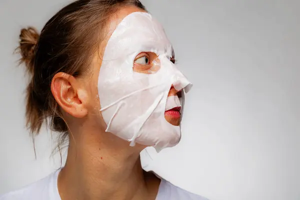 Woman Sheet Moisturizing Mask Her Face Woman Applying Cotton Facial — Stock Photo, Image