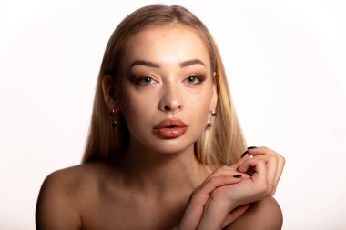 Stüdyodaki doğal güzellik portresi kadını. Genç bayan modelin yakın plan portresi. Rötuş yapmadan doğal görüntü, alanın sığ derinliği.