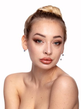 Stüdyodaki doğal güzellik portresi kadını. Genç bayan modelin yakın plan portresi. Rötuş yapmadan doğal görüntü, alanın sığ derinliği.