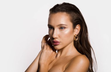 Stüdyodaki doğal güzellik portresi kadını. Genç bayan modelin yakın plan portresi. Rötuş yapmadan doğal görüntü, alanın sığ derinliği.