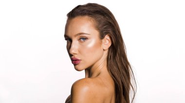 Stüdyodaki doğal güzellik portresi kadını. Genç bayan modelin yakın plan portresi. Rötuş yapmadan doğal görüntü, alanın sığ derinliği.