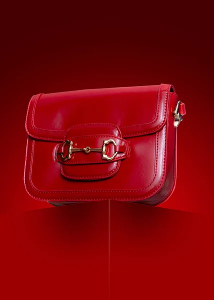 女用红色皮包现代红色立方体的手提包和工作室的背景 带金扣的女式时髦手袋 图库图片