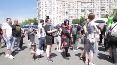 Kyiv, Ukrayna - 9 Haziran 2024 - FanCon etkinliği, inek ve pop kültür festivali. Festivalde ziyaretçiler kuyruğa giriyor