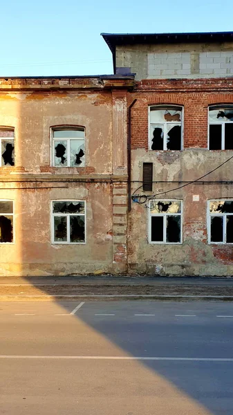 Abandoned Brick Building Broken Windows Urban Daytime Photo — Stock Photo, Image