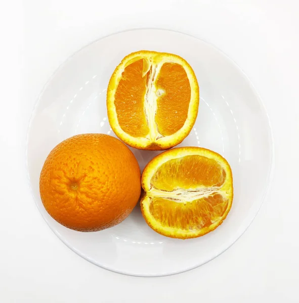 Ganze Und Zwei Geschnittene Orangen Foto Auf Weißem Teller — Stockfoto