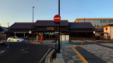 Katori, Japonya - 11 Mayıs 2024. Günbatımında Sawara Tren İstasyonu